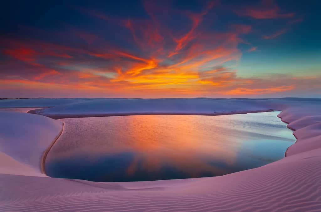 Sur la côte Atlantique, le Parc National des Lençóis Maranhenses, situé dans l’état du Maranhão, couvre une large bande au nord-est du Brésil. Ce qui ressemble à un mirage est pourtant bien réel. Au crépuscule, le soleil se reflète dans l'une des innombrables cuvettes lagunaires qui se remplissent d'eau douce à la saison des pluies. Certaines dunes peuvent atteindre 40 mètres de haut. Un instant magique sublimé par une légère saturation des couleurs.© Marcio Cabral, tous droits réservés